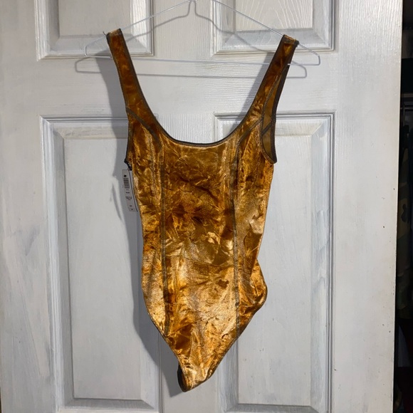 Wilfred Tops - NWT💕 Wilfred Free Velvet Thong Bodysuit